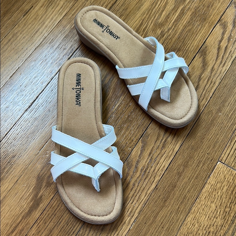 Minnetonka White Women's Sandals
